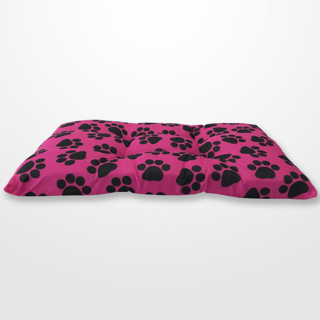 kiméretű pink alapon fekete tappancsos kutyapárna