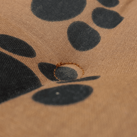 barna alapon fekete tappancsokkal kutyapárna